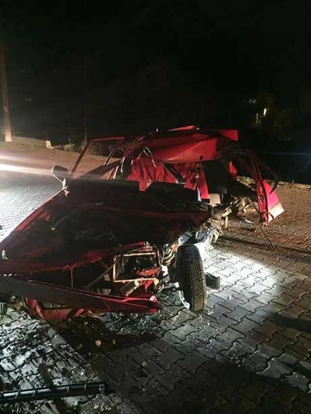Yol Kenarındaki Direğe Çarpan Araç Paramparça Oldu: Sürücü Ağır Yaralandı
