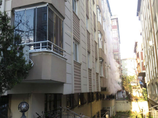 Ümraniye'de Can Pazarı! Yangına Uykuda Yakalanan Vatandaşlar, Camda Kurtarılmayı Bekledi