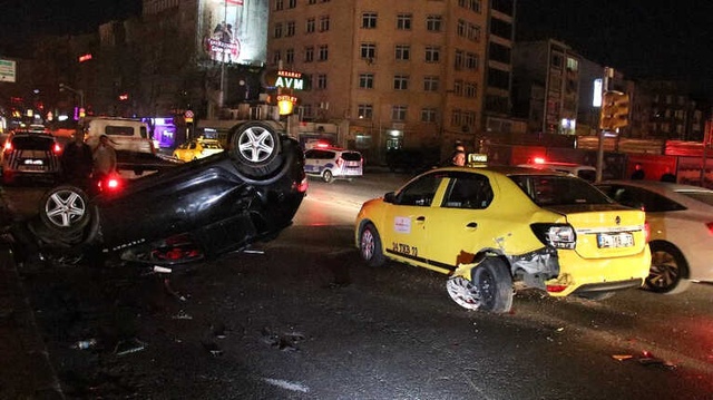 Ehliyetsiz Sürücü Takla Attığı Araçtan Burnu Bile Kanamadan Çıktı
