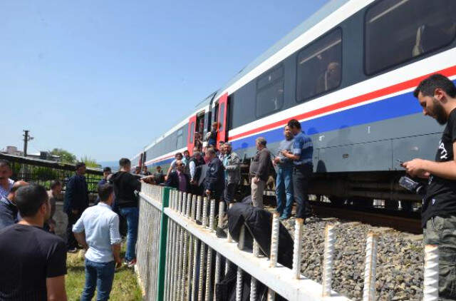 Aydın Yolcu Treni Çarpan Yaşlı Kadın Öldü Yolcu Treninin Altında Kalan Yaşlı Kadın Feci Şekilde Can Verdi