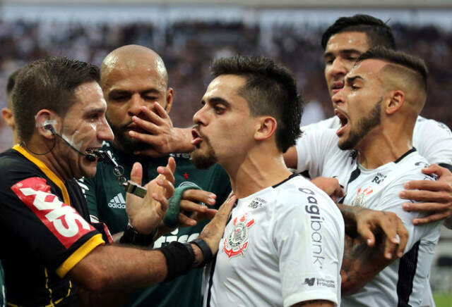 Corinthians-Palmeiras Kavga Eden Melo Oyundan Atıldı Corinthians-Palmeiras Maçında <a class='keyword-sd' href='/kavga/' title='Kavga'>Kavga</a> Eden <a class='keyword-sd' href='/felipe-melo/' title='Felipe Melo'>Felipe Melo</a> Oyundan Atıldı