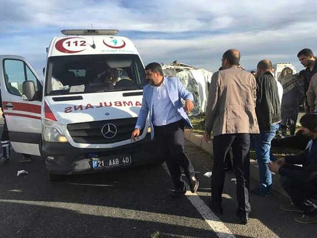 Diyarbakır'da Öğrencileri Taşıyan Minibüs Devrildi: 25 Yaralı