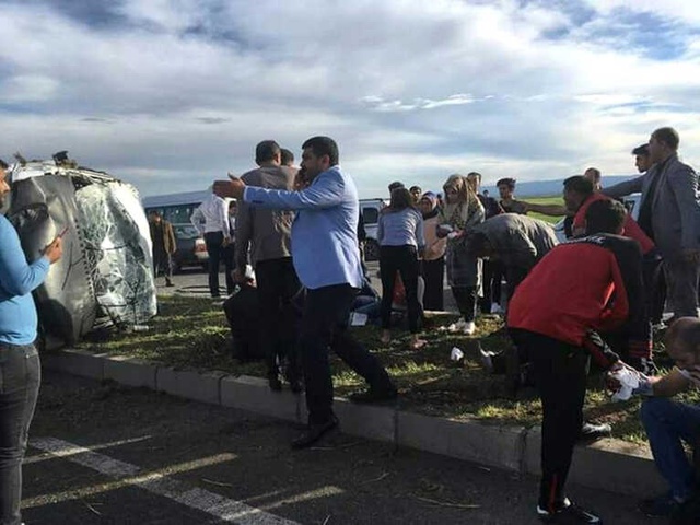 Diyarbakır'da Öğrencileri Taşıyan Minibüs Devrildi: 25 Yaralı
