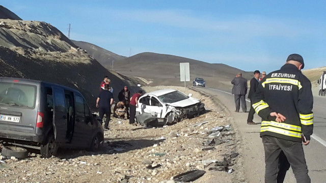 Erzurum'da İki Otomobil Kafa Kafaya Çarpıştı: 6 Yaralı