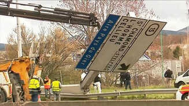 Fransa'da Turistik Uçak Otoyola Düştü: Biri <a class='keyword-sd' href='/pilot/' title='Pilot'>Pilot</a> İki Kişi Yaşamını Yitirdi