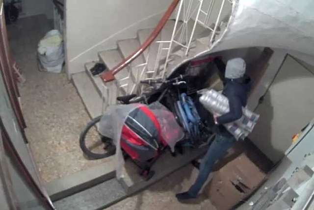 Güvenlik Kamerasına Aldırmadı, Bütün Apartmanı Soydu!