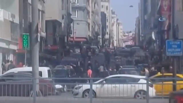 Fatih'te Turistin Cebinden Parayı Alıp Kaçan Hırsıza Vatandaşlardan Meydan Dayağı Fatih'te Turistin Cebinden Parayı Alıp Kaçan Hırsıza Vatandaşlardan Meydan Dayağı