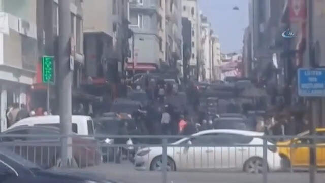 Fatih'te Turistin Cebinden Parayı Alıp Kaçan Hırsıza Vatandaşlardan Meydan Dayağı Fatih'te Turistin Cebinden Parayı Alıp Kaçan Hırsıza Vatandaşlardan Meydan Dayağı