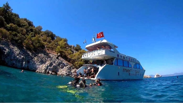 Batan Tekneye Film Gibi Operasyon: 78 Kişi Kurtarıldı
