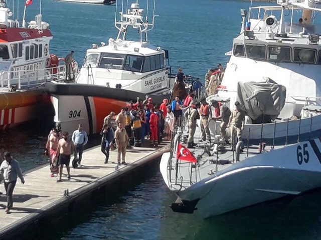 Batan Tekneye Film Gibi Operasyon: 78 Kişi Kurtarıldı