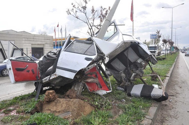 Kayganlaşan Yolda Aydınlatma Direğine Çarptı, İkiye Bölünen Araçta Hayatını Kaybetti