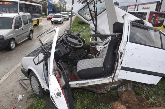 Kayganlaşan Yolda Aydınlatma Direğine Çarptı, İkiye Bölünen Araçta Hayatını Kaybetti
