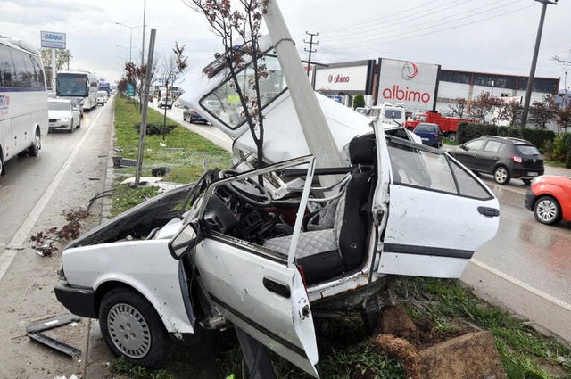Kayganlaşan Yolda Aydınlatma Direğine Çarptı, İkiye Bölünen Araçta Hayatını Kaybetti
