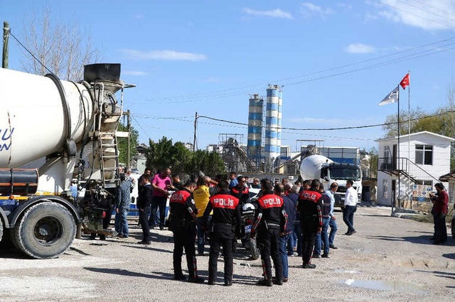 Polisten Kaçan Şüpheliler Beton Mikserine Çarpınca Yakalandı