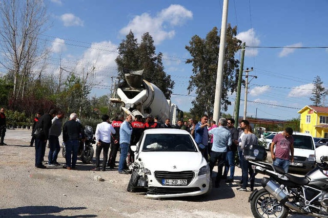 Polisten Kaçan Şüpheliler Beton Mikserine Çarpınca Yakalandı