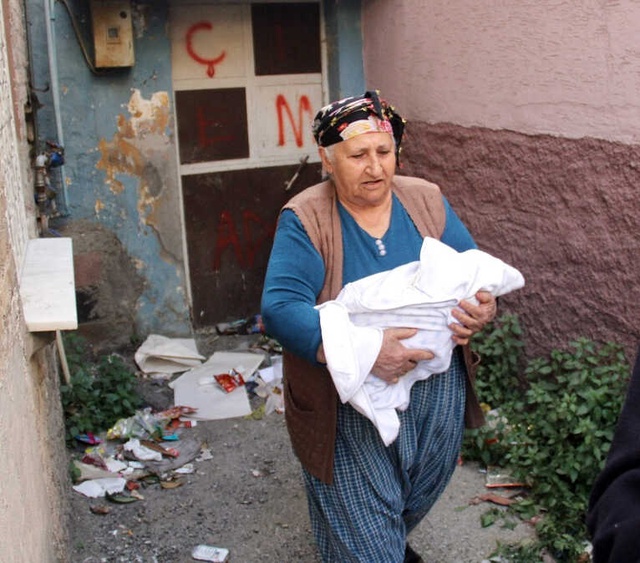 Yeni Doğmuş Bebeğini Çöplük Kenarına Terk Etmişti! Televizyonda Görünce Vicdana Geldi