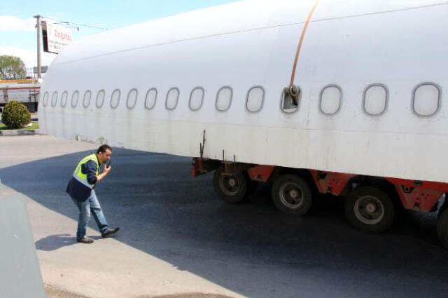 TIR'larla İzmir'e Gönderilen 54 Metrelik Kargo Uçağı Görenleri Şaşırttı