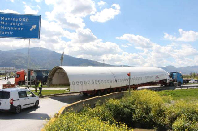TIR'larla İzmir'e Gönderilen 54 Metrelik Kargo Uçağı Görenleri Şaşırttı