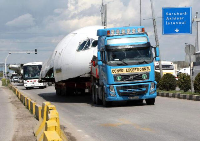 TIR'larla İzmir'e Gönderilen 54 Metrelik Kargo Uçağı Görenleri Şaşırttı