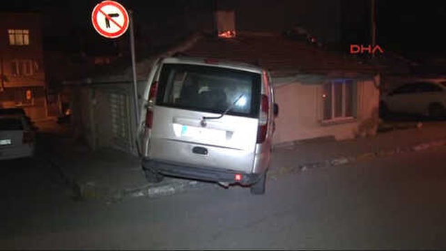Bağcılar'da Otomobil Evin Oturma Odasına Girdi: 1 Yaralı