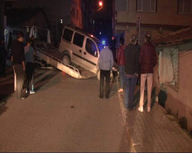 Bağcılar'da Otomobil Evin Oturma Odasına Girdi: 1 Yaralı