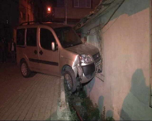 Bağcılar'da Otomobil Evin Oturma Odasına Girdi: 1 Yaralı