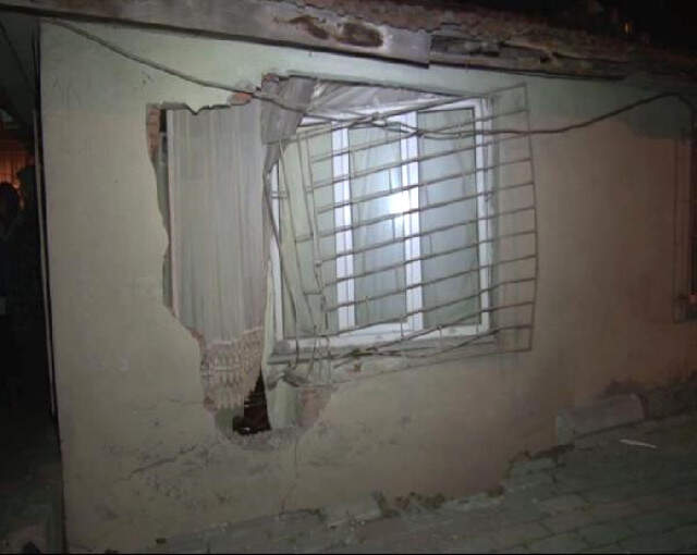 Bağcılar'da Otomobil Evin Oturma Odasına Girdi: 1 Yaralı
