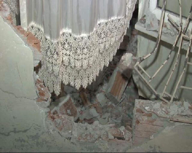 Bağcılar'da Otomobil Evin Oturma Odasına Girdi: 1 Yaralı
