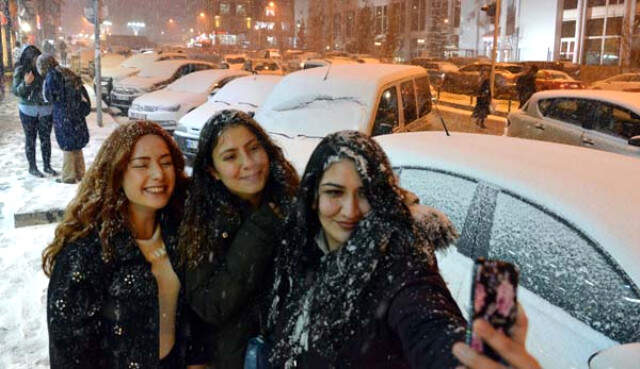 Erzurum, Nisan Ayında Beyaza Büründü, Vatandaşlar Sokakta Yürümekte Zorlandı