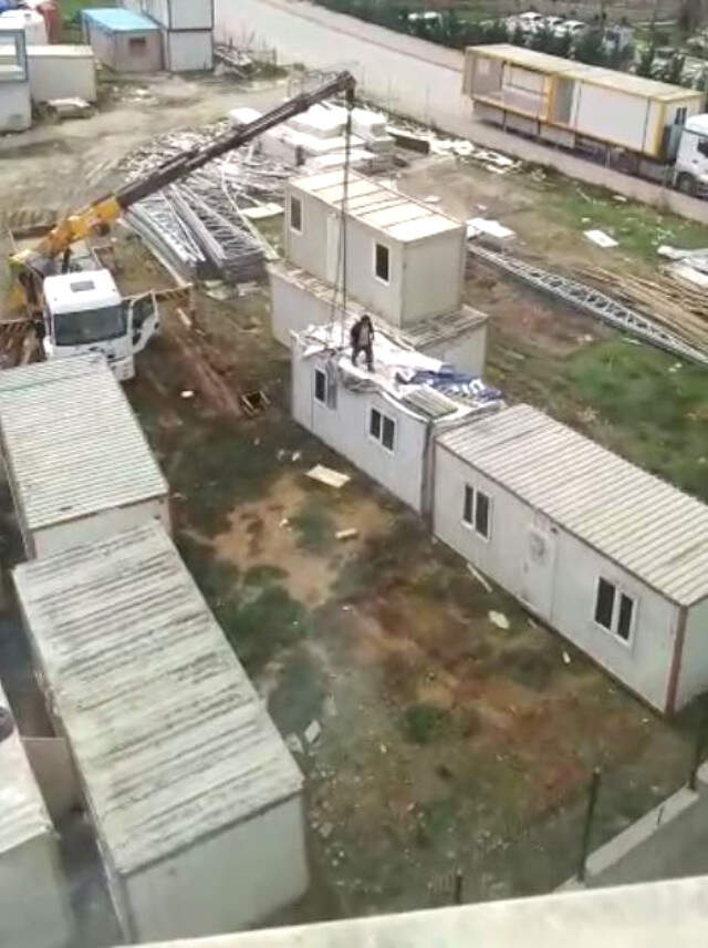 İşçinin Ölümle Dansı Yürekleri Ağza Getirdi! Vinçle Oradan Oraya Taşındı İşçinin Ölümle Dansı Yürekleri Ağza Getirdi! Vinçle Oradan Oraya Taşındı
