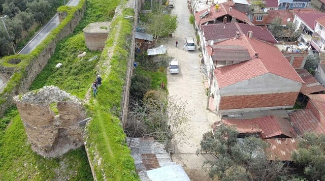 Tarihi Surların Üzerinde Yürüyüşe Çıkan Ailenin Ölümcül Gezisi İzleyenleri Korkuttu