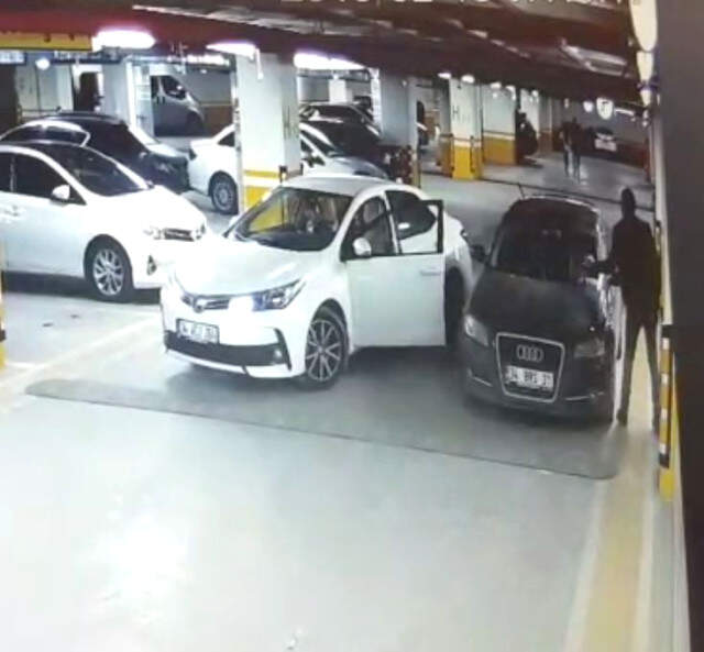 O Anlar Kamerada! Sürücü, Hatalı Parka Kızıp Lüks Otomobilin Silecekleri Kırdı! O Anlar Kamerada! Sürücü, Hatalı Parka Kızıp Lüks Otomobilin Silecekleri Kırdı