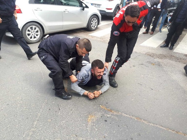 Başkent'te Sokak Ortasında Polise Bıçak Çektiler! O Anlar Kameraya Yansıdı