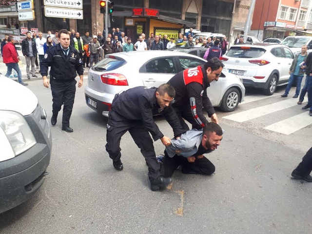 Başkent'te Sokak Ortasında Polise Bıçak Çektiler! O Anlar Kameraya Yansıdı