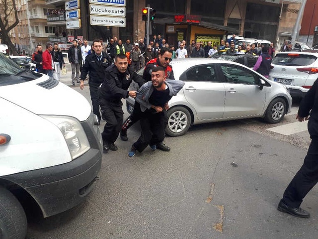 Başkent'te Sokak Ortasında Polise Bıçak Çektiler! O Anlar Kameraya Yansıdı