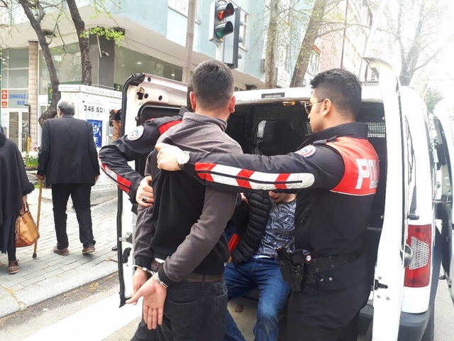 Başkent'te Sokak Ortasında Polise Bıçak Çektiler! O Anlar Kameraya Yansıdı