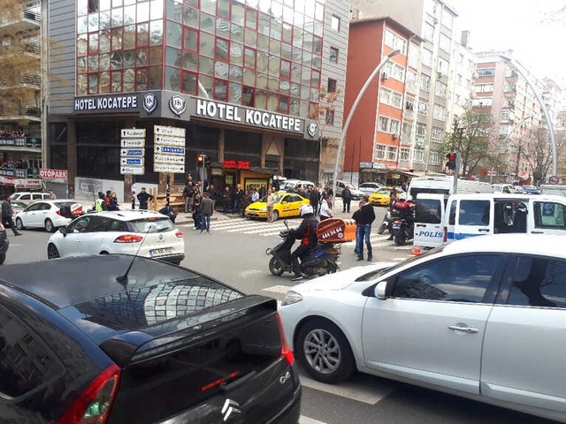 Başkent'te Sokak Ortasında Polise Bıçak Çektiler! O Anlar Kameraya Yansıdı