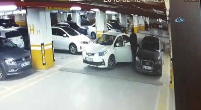 O Anlar Kamerada! Sürücü, Hatalı Parka Kızıp Lüks Otomobilin Silecekleri Kırdı