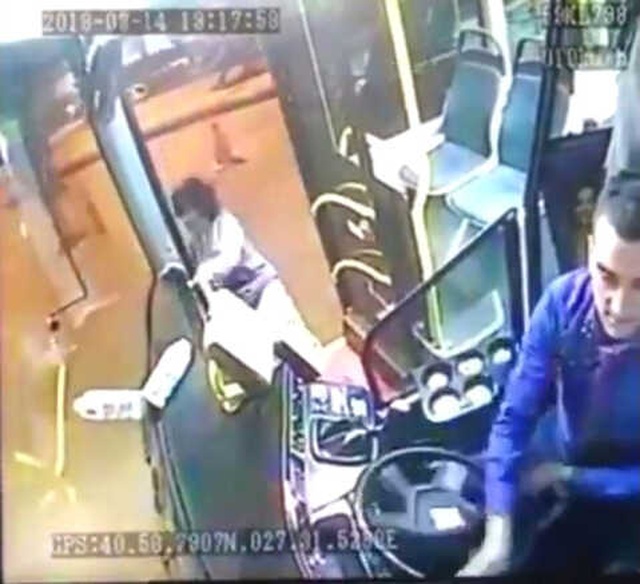 Seyir Halindeki Halk Otobüsünden Düşen Kadın Ölümden Döndü