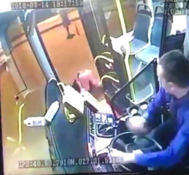 Seyir Halindeki Halk Otobüsünden Düşen Kadın Ölümden Döndü