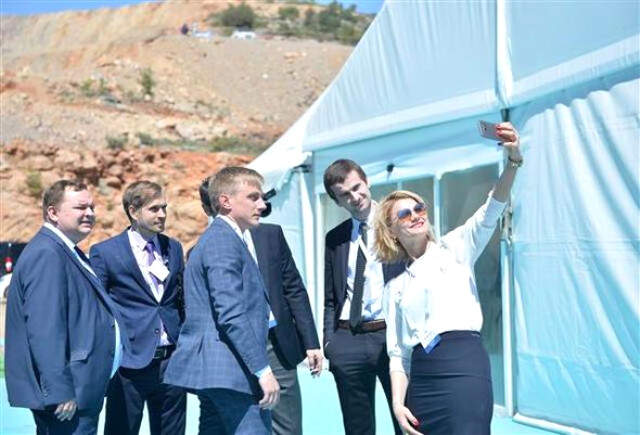 Temel Atma Töreni Sonrası Türk ve Rus Görevliler Akkuyu'da Selfie Çekindi