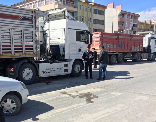TIR'ın Altında Kalan 75 Yaşındaki Kadının Bacağı Koptu
