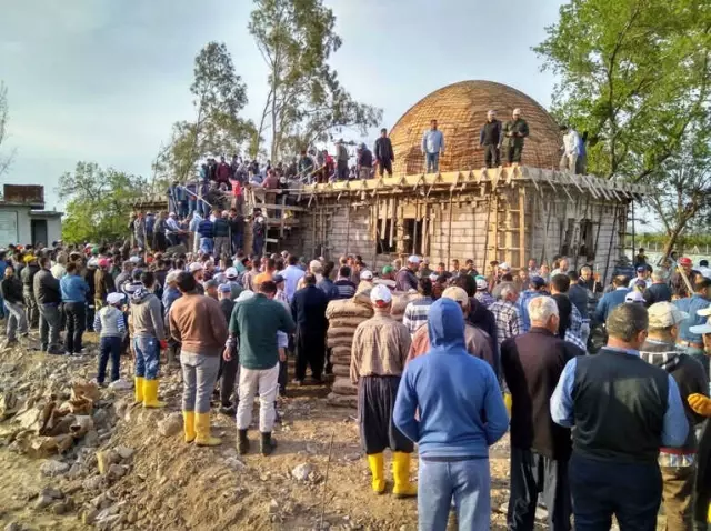 Yüzlerce Köylü Omuz Omuza Verdi, Yıkılmak Üzere Olan Türbeyi Yeniledi