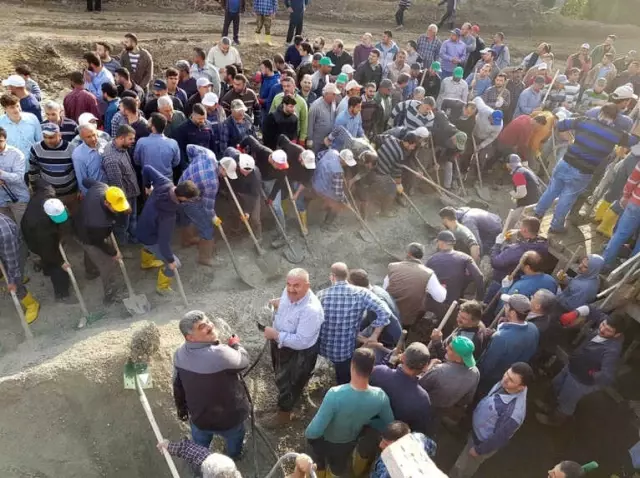 Yüzlerce Köylü Omuz Omuza Verdi, Yıkılmak Üzere Olan Türbeyi Yeniledi