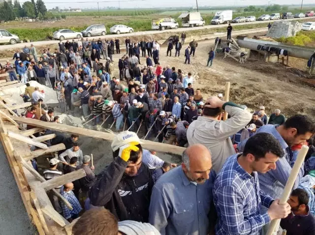 Yüzlerce Köylü Omuz Omuza Verdi, Yıkılmak Üzere Olan Türbeyi Yeniledi