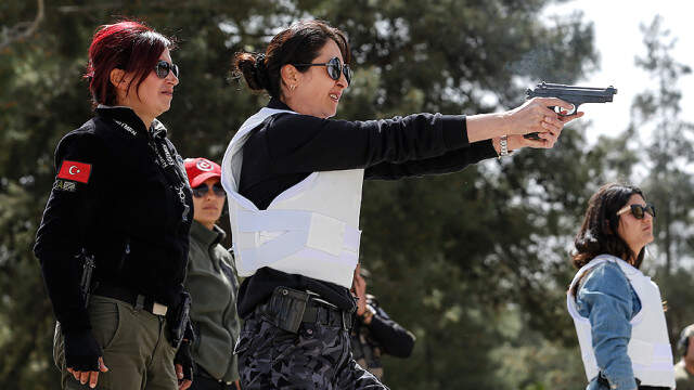 Antalya Emniyetinin Kadın Polisi Nisa, Poligonda 100 Meslektaşına Atış Eğitimi Veriyor