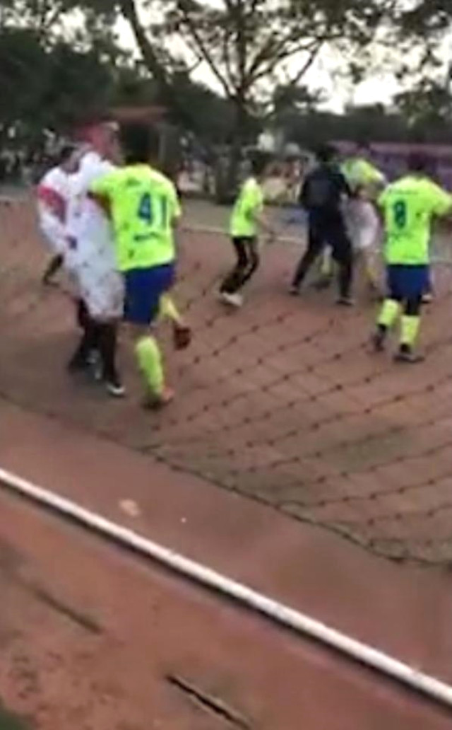 Çin'de Futbolcu <a class='keyword-sd' href='/kavga/' title='Kavga'>Kavga</a> Ettiği Rakibinin Kulağını Isırarak Kopardı