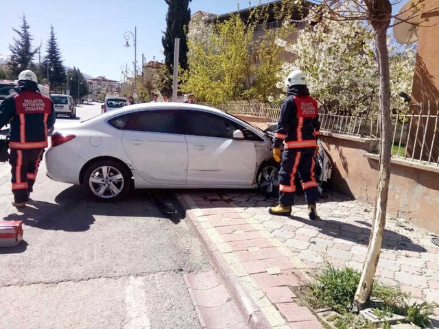 <a class='keyword-sd' href='/kalp-krizi-2/' title='Kalp Krizi'>Kalp Krizi</a> Geçiren Sürücü Önce 3 Araca Sonra Duvara Çarptı