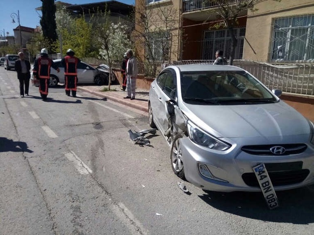 Kalp Krizi Geçiren Sürücü Önce 3 Araca Sonra Duvara Çarptı