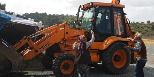 Tek Başına Direndi! Dozerin Önüne Oturarak Yıkımı Önlemeye Çalıştı